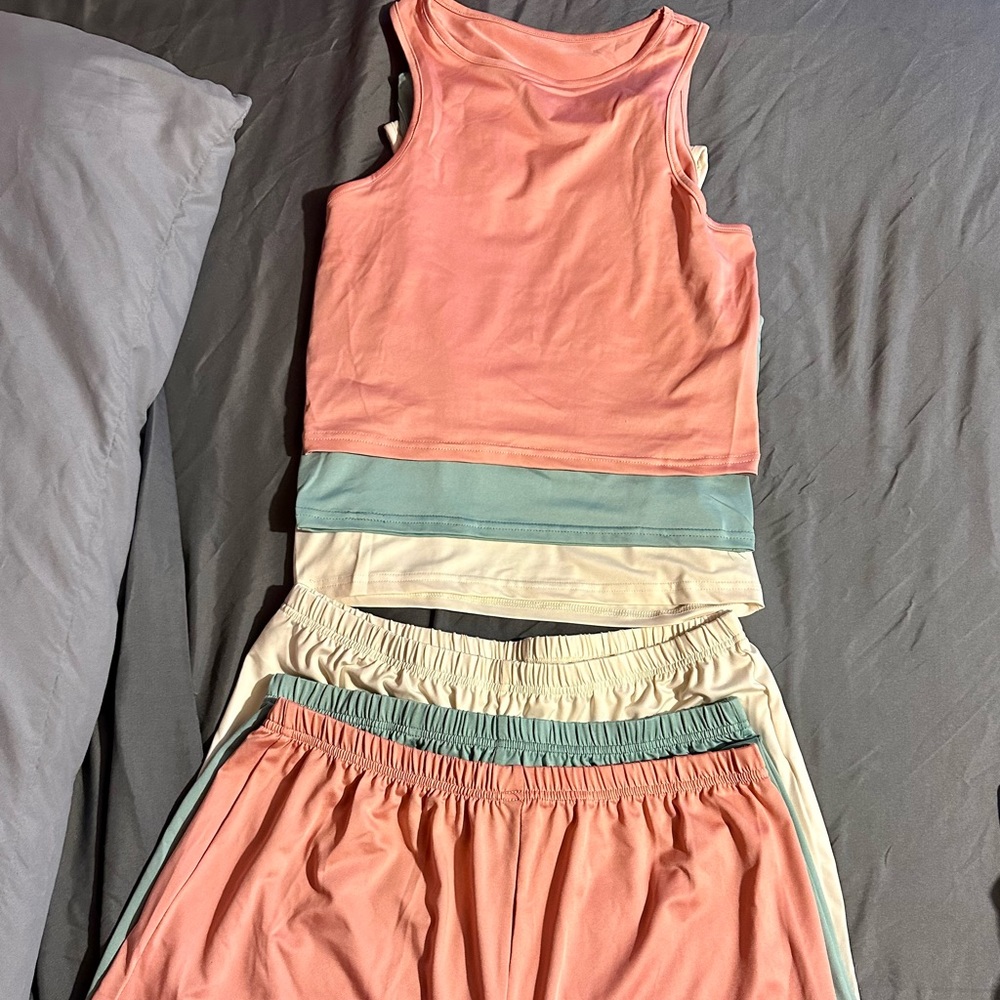 Size XL fits more like a medium top & M/L shorts. Set of 3!! Coral, sage, cream